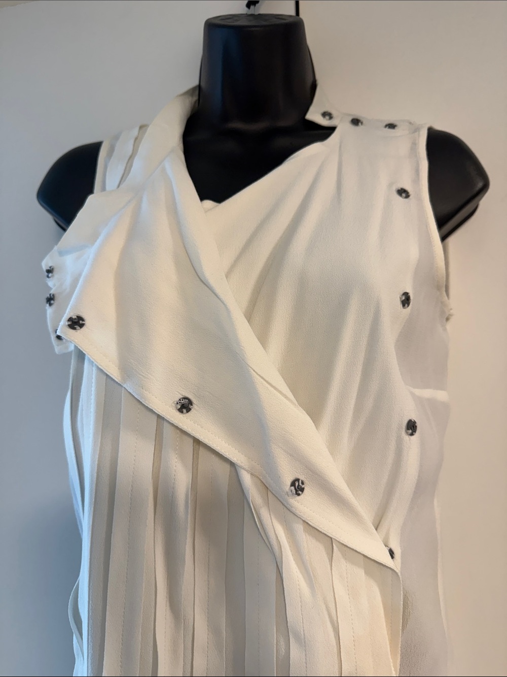 Sleeveless Cream High-Low Panel Shirt - Picture 3 of 4